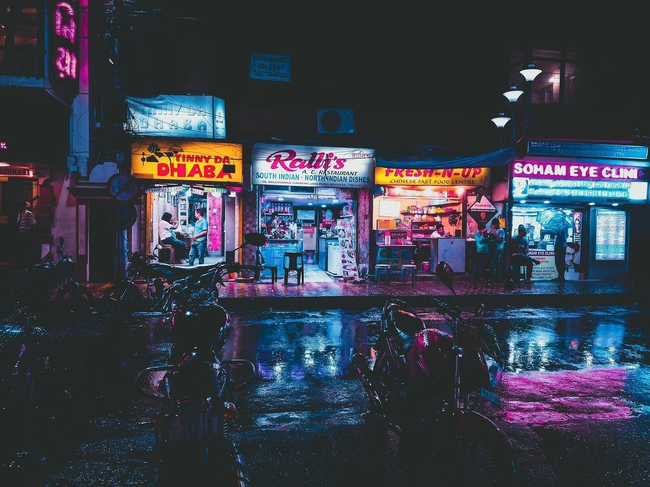Letreiro de poster vintage lançando luz quente sobre a parede